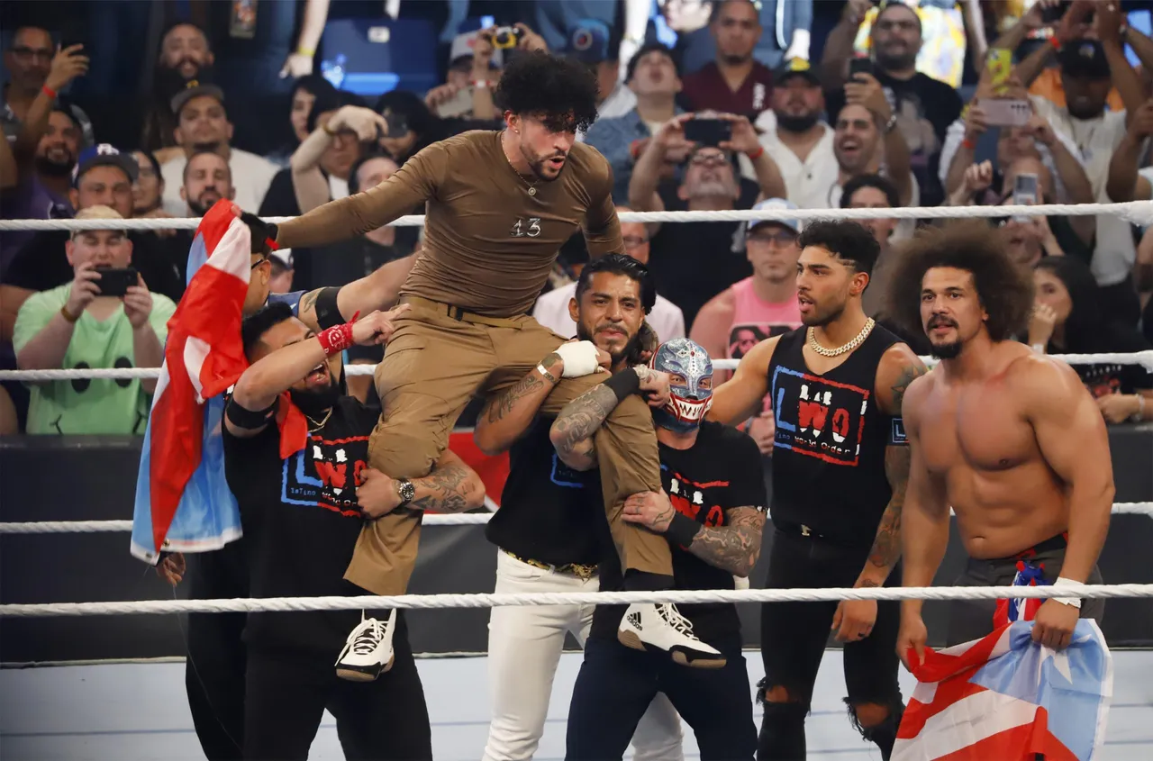 Bad Bunny se impone en una dura pelea callejera al luchador Damian Priest