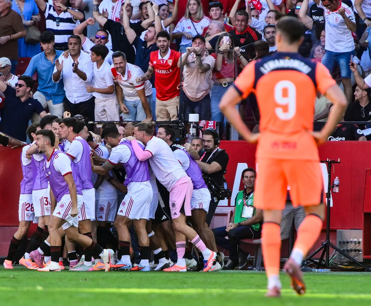El defensa del Sevilla José Carmona celebra su gol contra el Barcelona