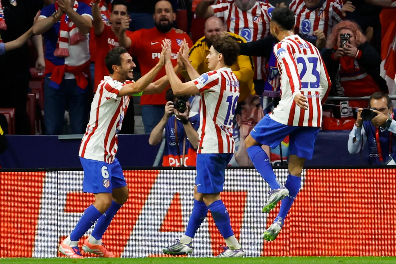 El delantero argentino del Atlético de Madrid Julián Álvarez (c) celebra el quinto gol del equipo rojiblanco