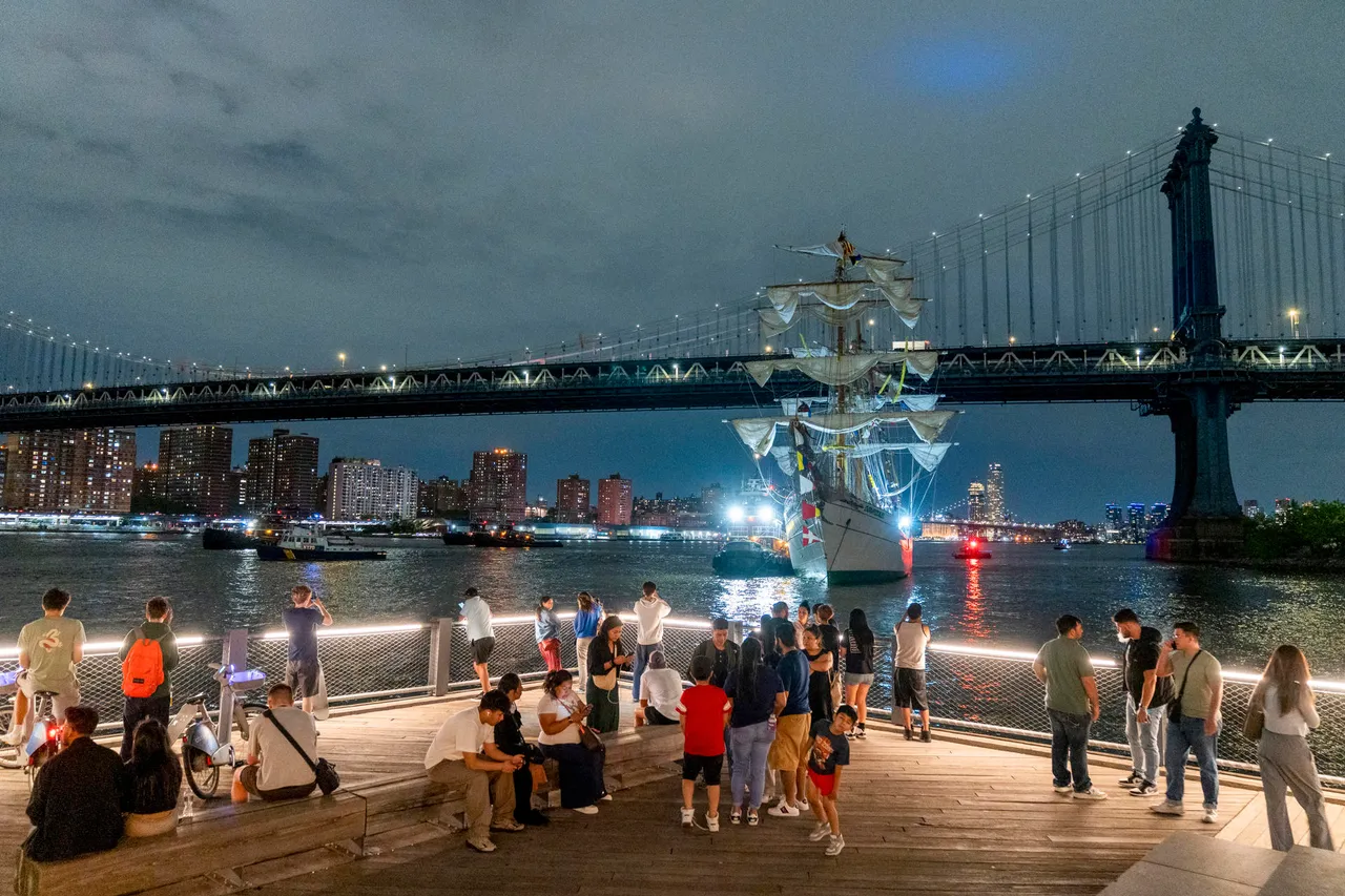Al menos dos heridos graves al chocar el velero Cuauhtémoc con el puente de Brooklyn