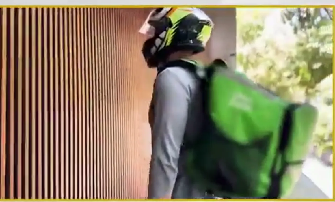 Repartidor entregando pedido con medidas de seguridad