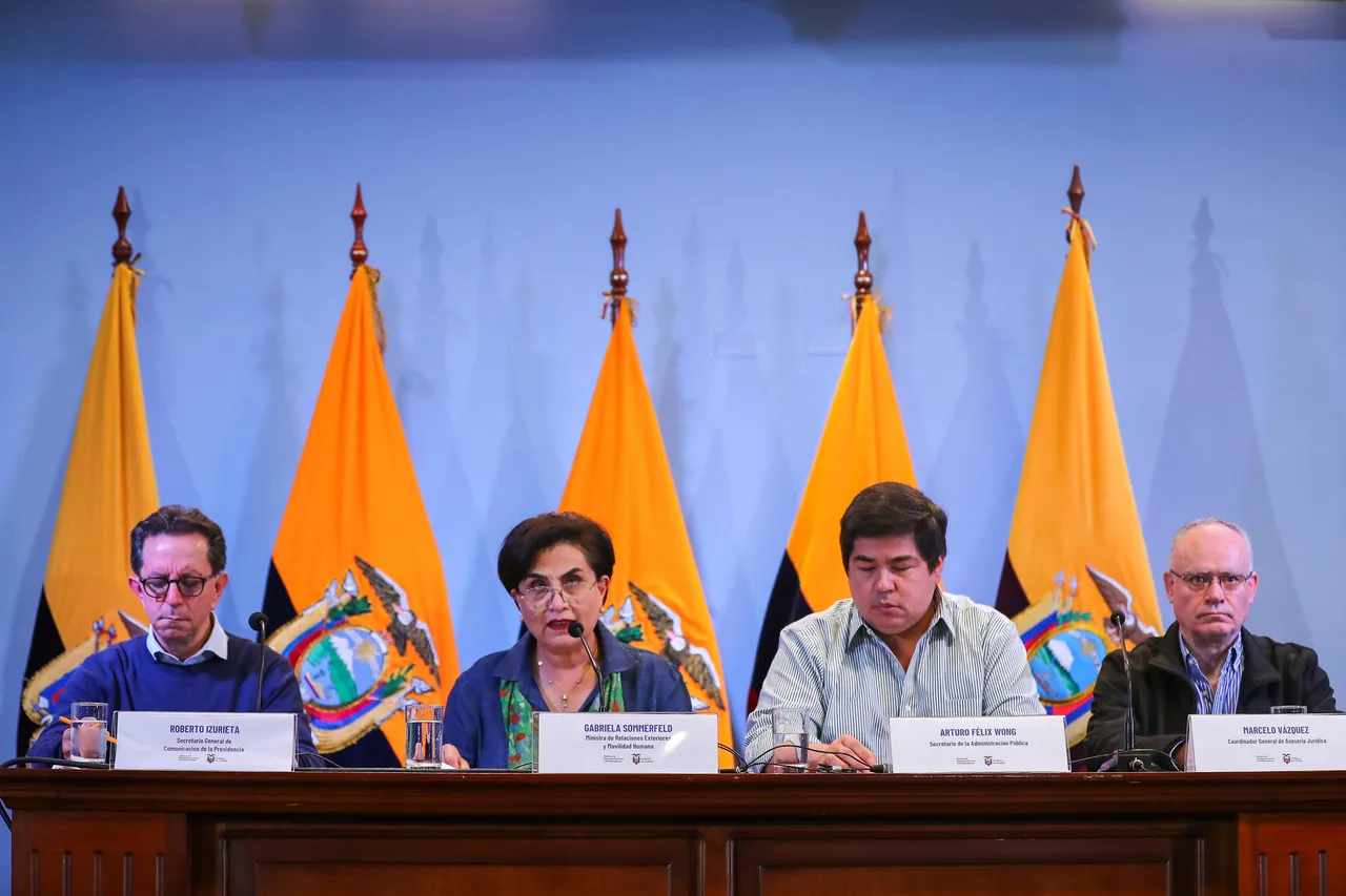 La canciller ecuatoriana ofrece declaraciones a la prensa