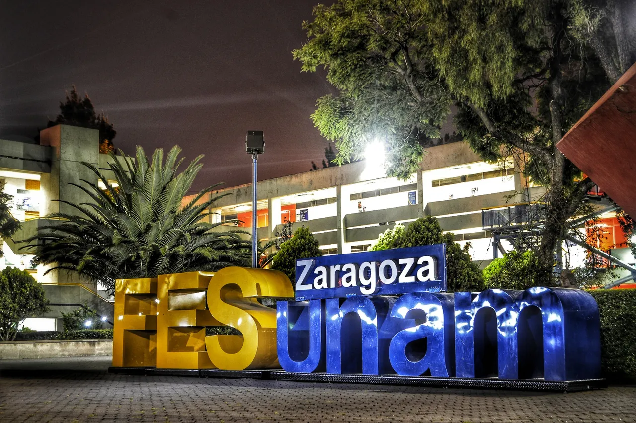 Entrada principal de la FES Zaragoza tras suspensión de clases por amenaza