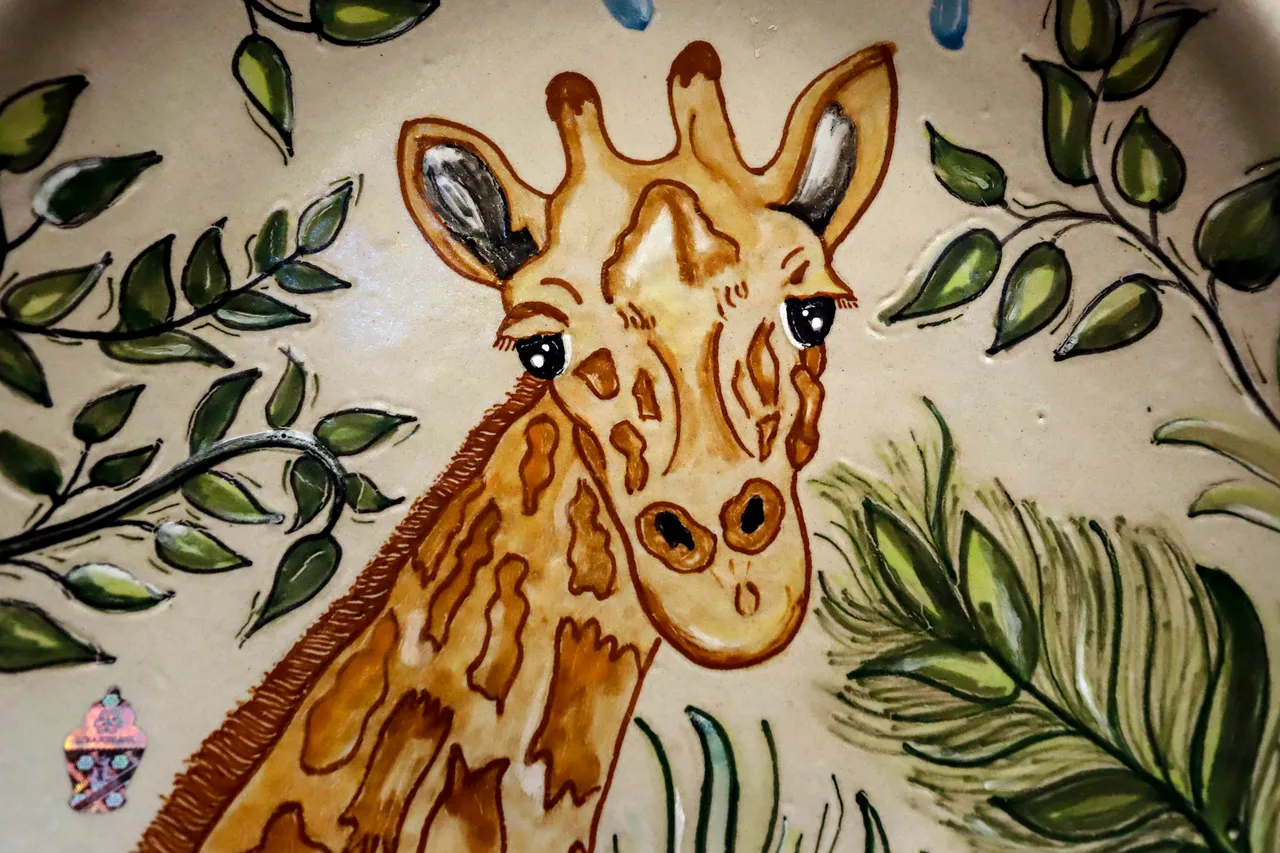 La popularidad de la jirafa rescatada Benito llega a las artesanías de talavera en México