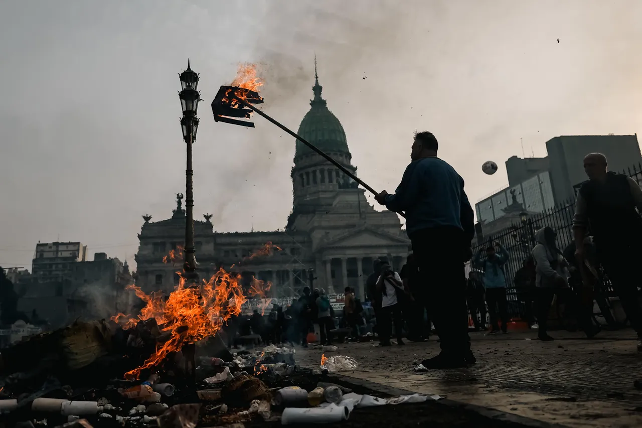 Manifestantes y policías chocan frente al Senado mientras debate proyecto clave de Milei