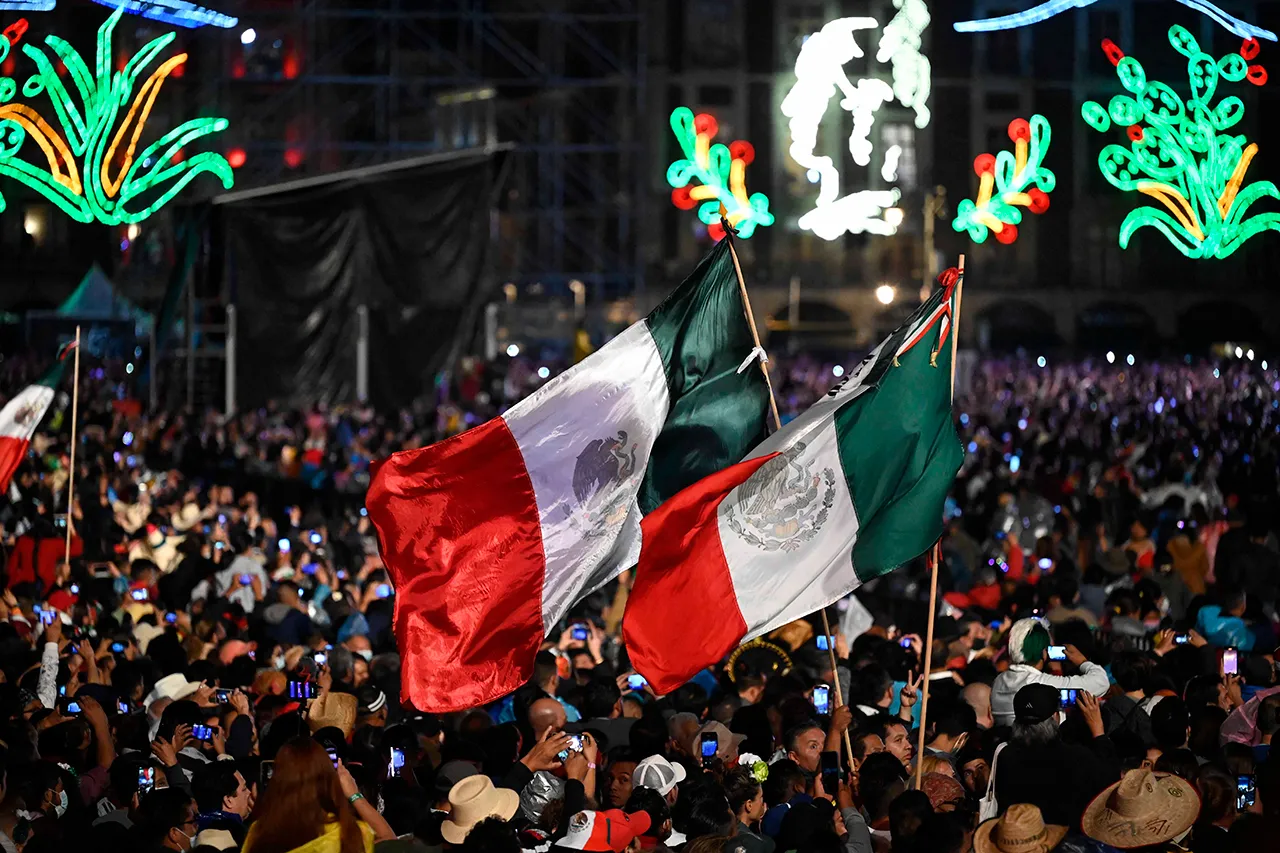 Celebración del Grito de Independencia en el Zócalo capitalino con operativo de seguridad.