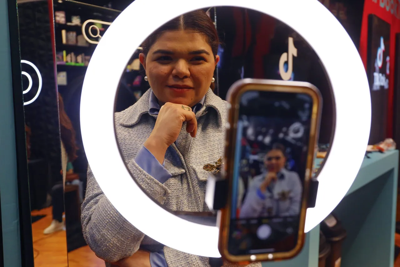 Los &#8216;Booktokers&#8217; de TikTok: las nuevas formas de promover la lectura en la FIL de México