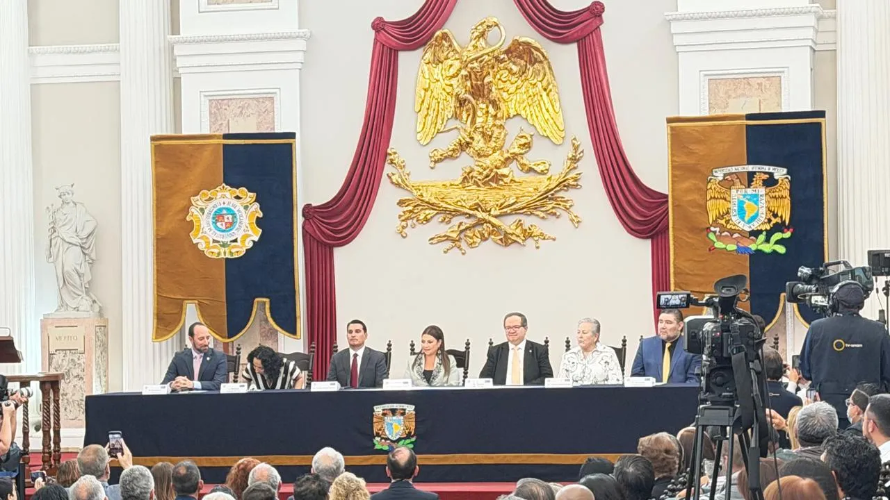 Foto del recinto de la FIL de Guadalajara lleno de público y stands de libros.