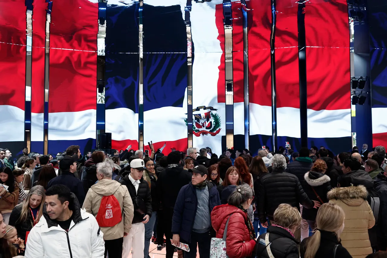Pasillos llenos de visitantes y estands coloridos durante la clausura de Fitur 2026 en Madrid