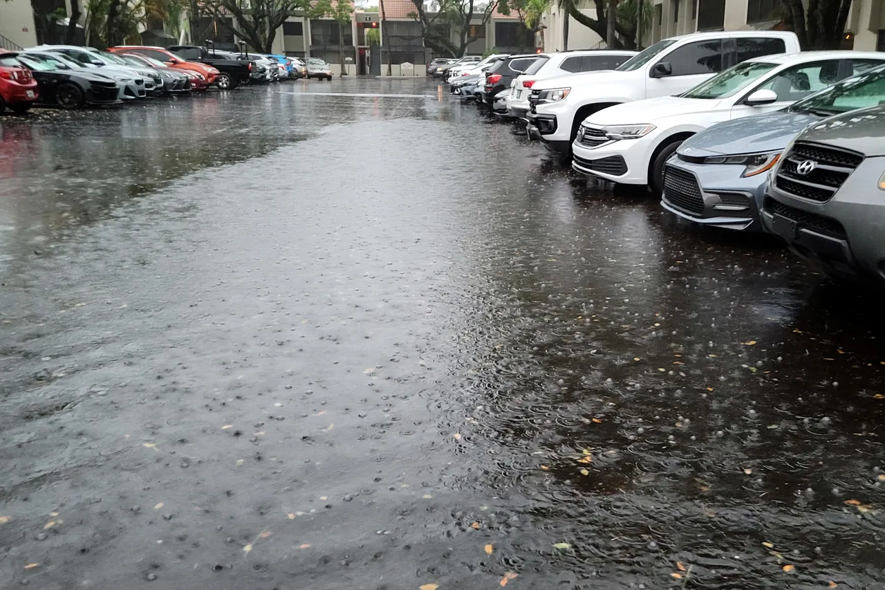 Inundaciones y vuelos cancelados en Florida dejan lluvias que no cesarán hasta el sábado