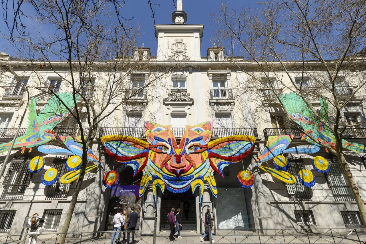 Más de 22.000 flores naturales adornan Casa de México en Madrid por primavera