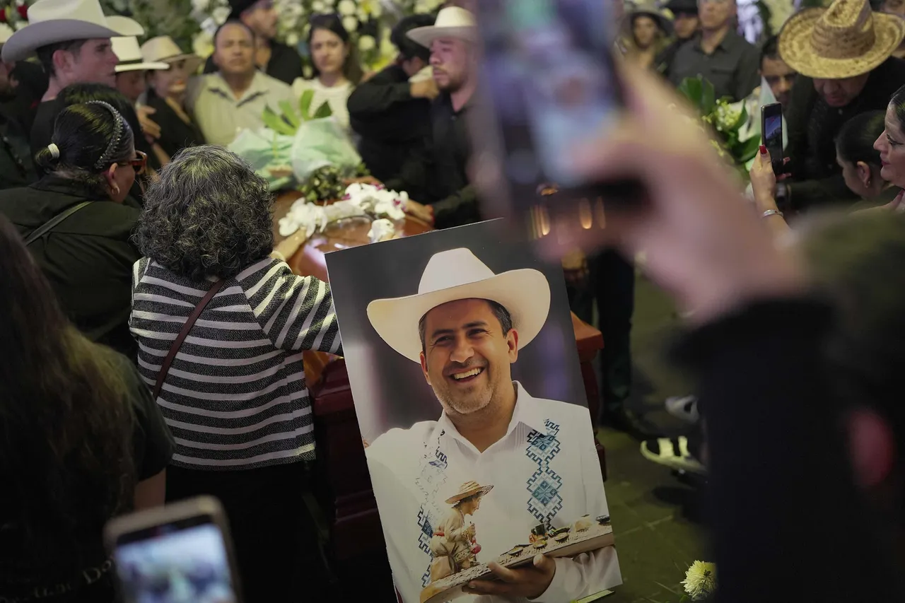 Claman justicia por asesinato de alcalde en México y exigen renuncia de Claudia Sheinbaum