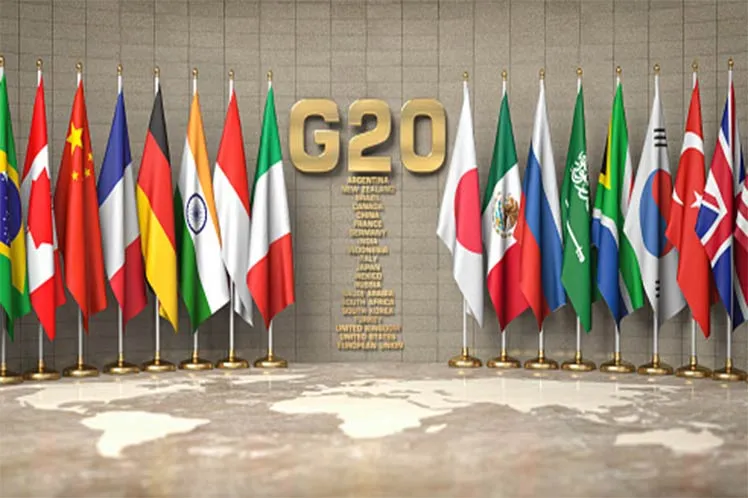Banderas de los países del G20 simbolizando cooperación y desarrollo económico internacional.