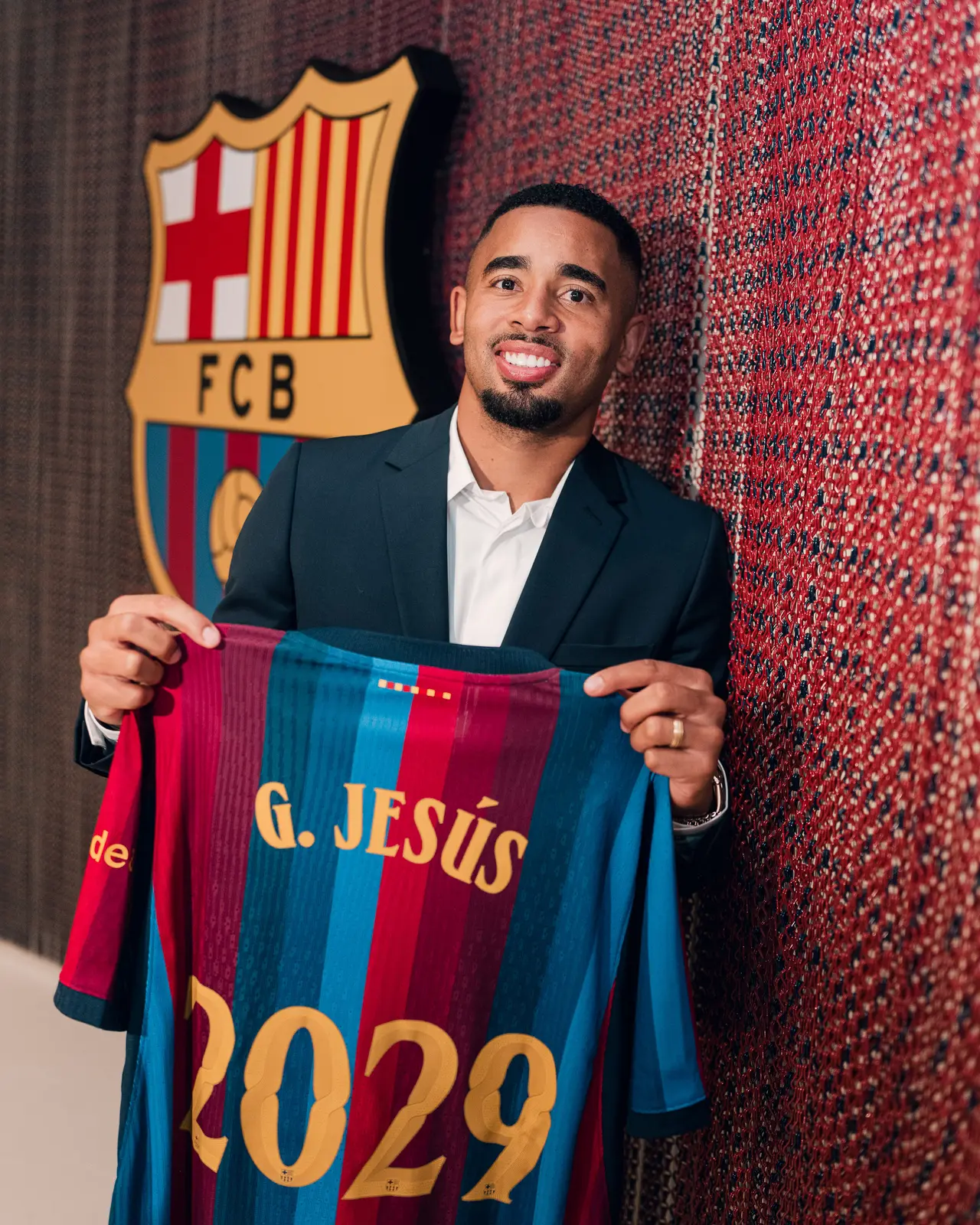 El Barcelona incorpora a un delantero con experiencia al máximo nivel y características que pueden adaptarse al sistema de Flick. 