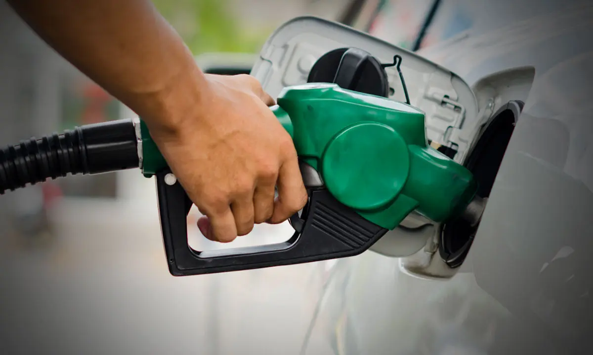 Gasolina regular seguirá debajo de 24 pesos por litro durante seis meses