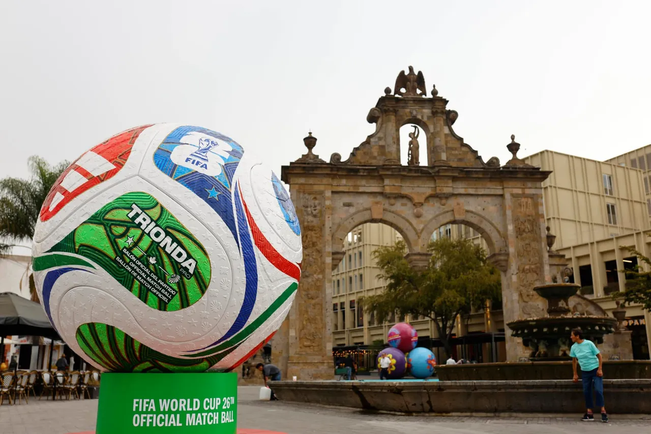 Balones gigantes decoran calles y plazas de Guadalajara rumbo al Mundial 2026