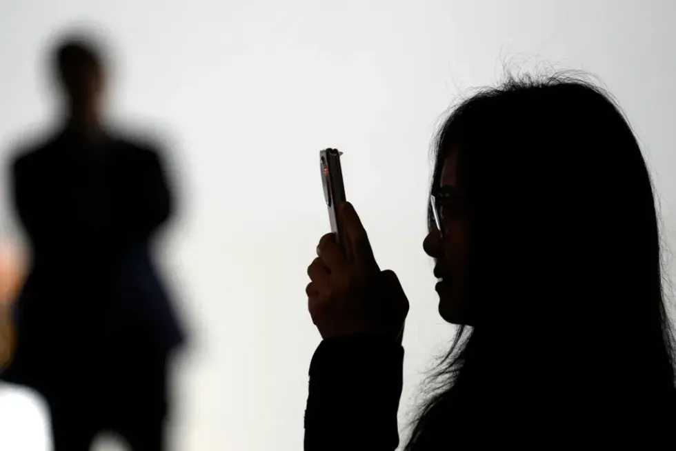 Registro obligatorio de celulares genera más dudas que confianza, advierte Banamex