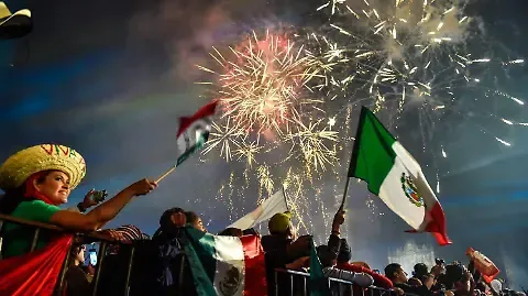 Multitud congregada en el Zócalo de CDMX para el Grito de Independencia
