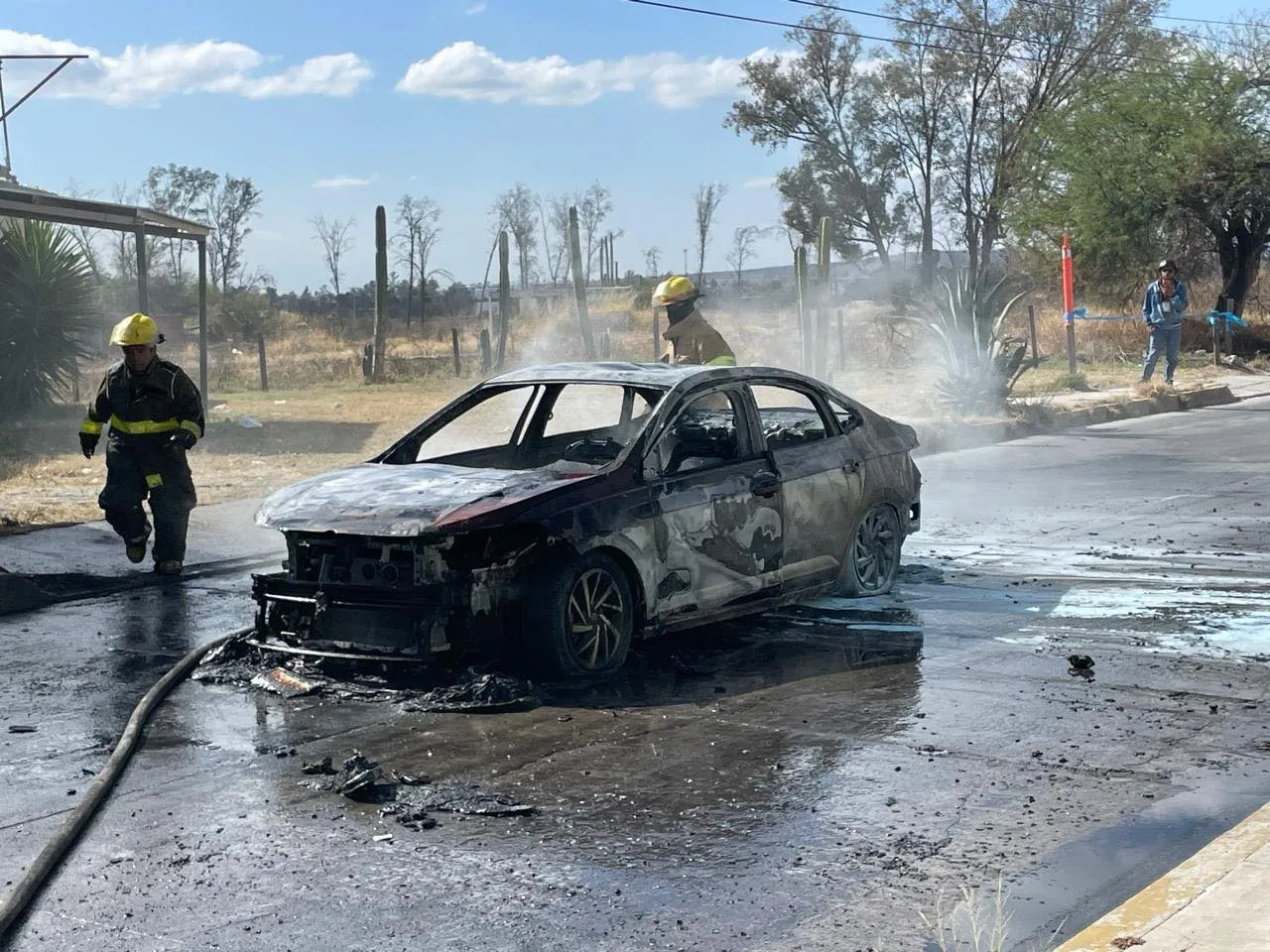 Restos de vehículos incendiados tras los bloqueos registrados en carreteras estatales