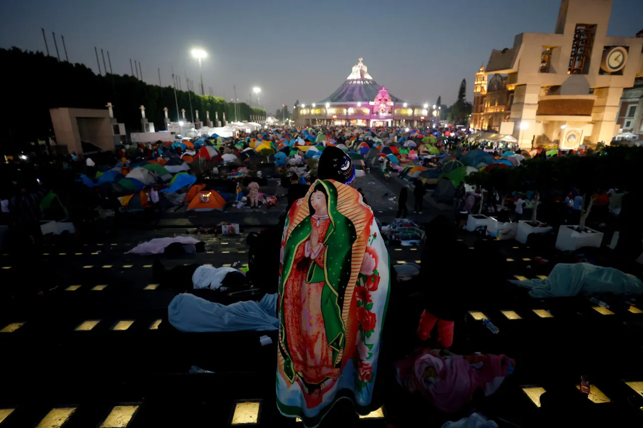 Miles de feligreses acuden a la Basílica de Guadalupe en México