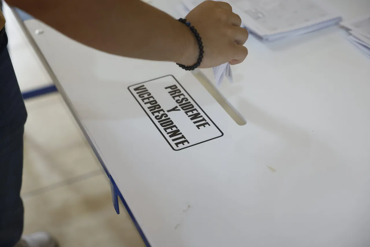 Guatemala abre sus centros de votación para el balotaje por la presidencia