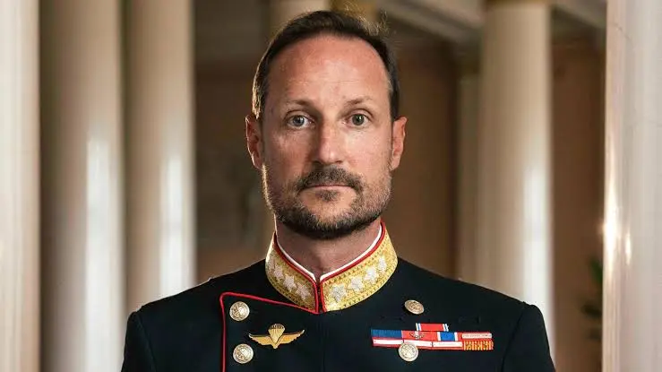 Haakon VIII realiza el juramento constitucional ante el Parlamento de Noruega