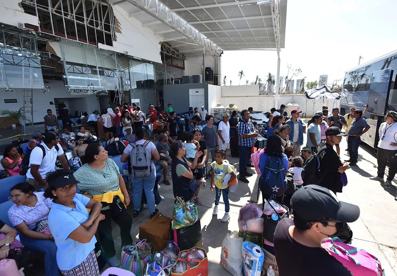 México ha rescatado a casi 13.000 afectados por el huracán Otis con un puente humanitario