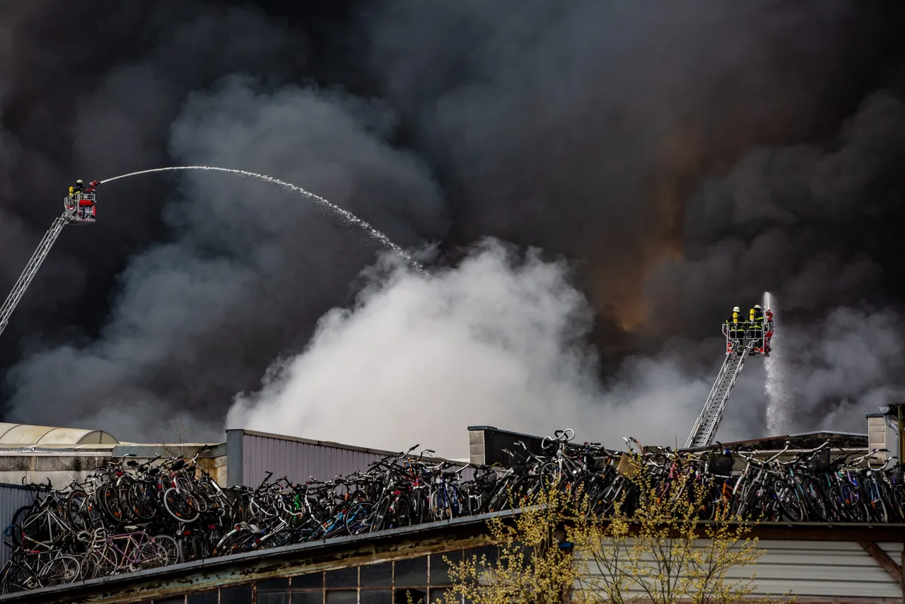 Incendio en un almacén en Hamburgo, alerta por toxinas