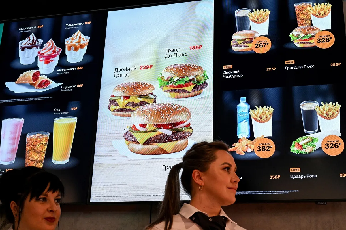 RUSSIA-UKRAINE-CONFLICT-ECONOMY-MCDONALDS