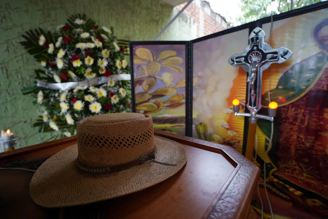 Funeral del ex líder de las autodefensas en Michoacán, Hipólito Mora, asesinado el día de ayer en la localidad de La Ruana, Michoacá.