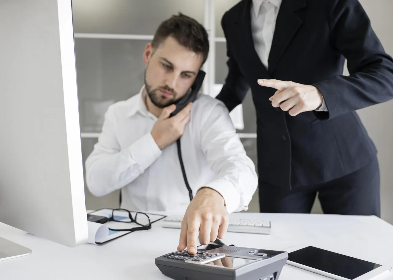 hombre-de-negocios-trabajando-duro-en-la-oficina