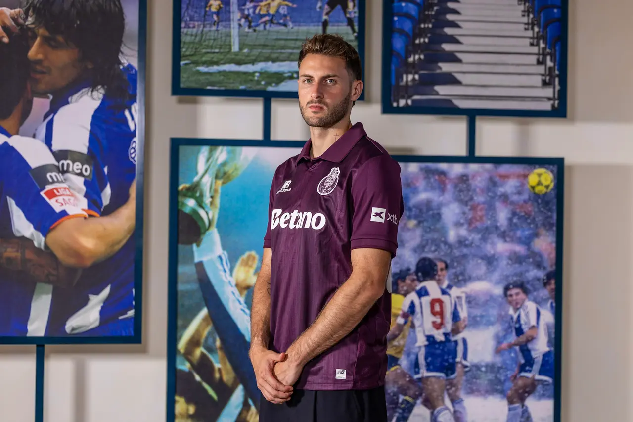 Santiago Gimenez fue anunciado como nuevo jugador del Porto y posa con su nueva playera para la temporada 2026
