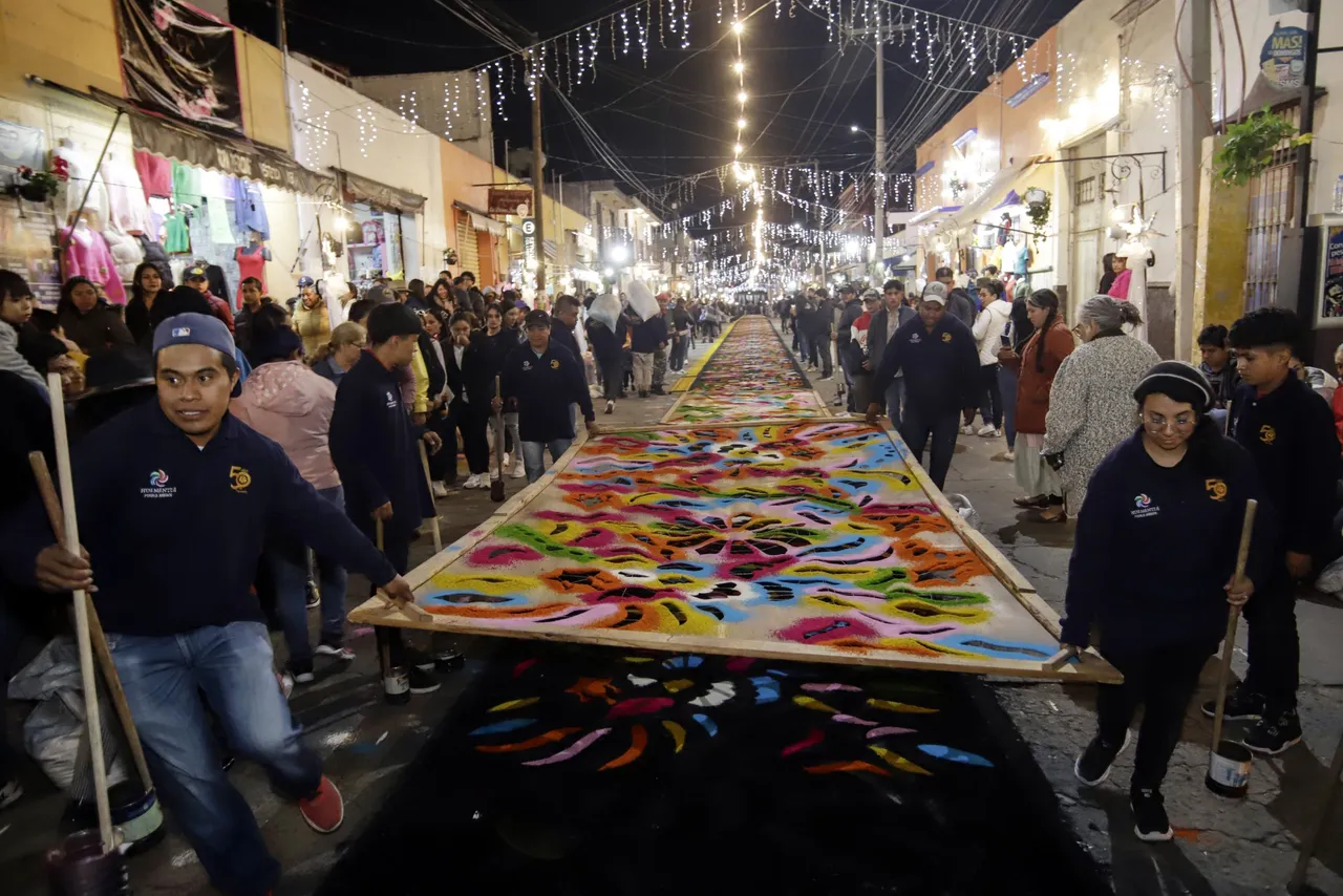 Tapetes de aserrín de hasta 100 metros se despliegan en calles del centro de México