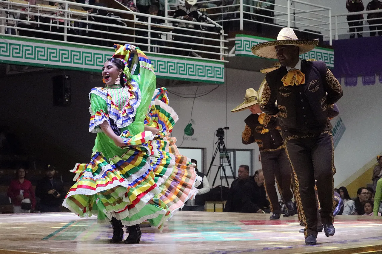 El huapango, baile típico, revive con concurso nacional en centro de México