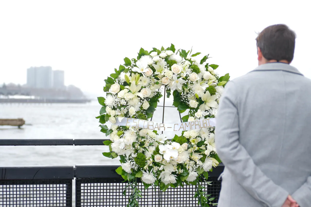 Depositan corona de flores en aguas del río Hudson en recuerdo familia española fallecida