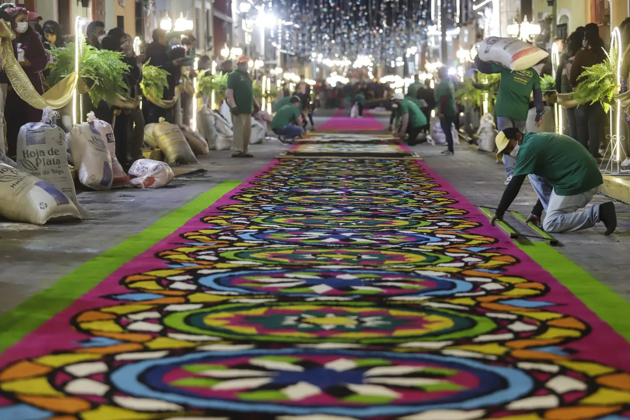 Alfombra monumental de aserrín rompe récord mundial en el centro de México