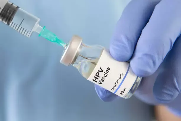 Adolescente recibiendo vacuna contra el VPH, demostrando prevención de infecciones y cánceres relacionados