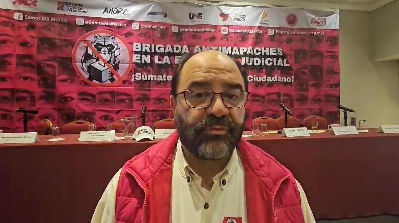 El senador Emilio Álvarez Icaza, integrante del Grupo Parlamentario Plural, durante una conferencia de prensa en el Patio del Federalismo