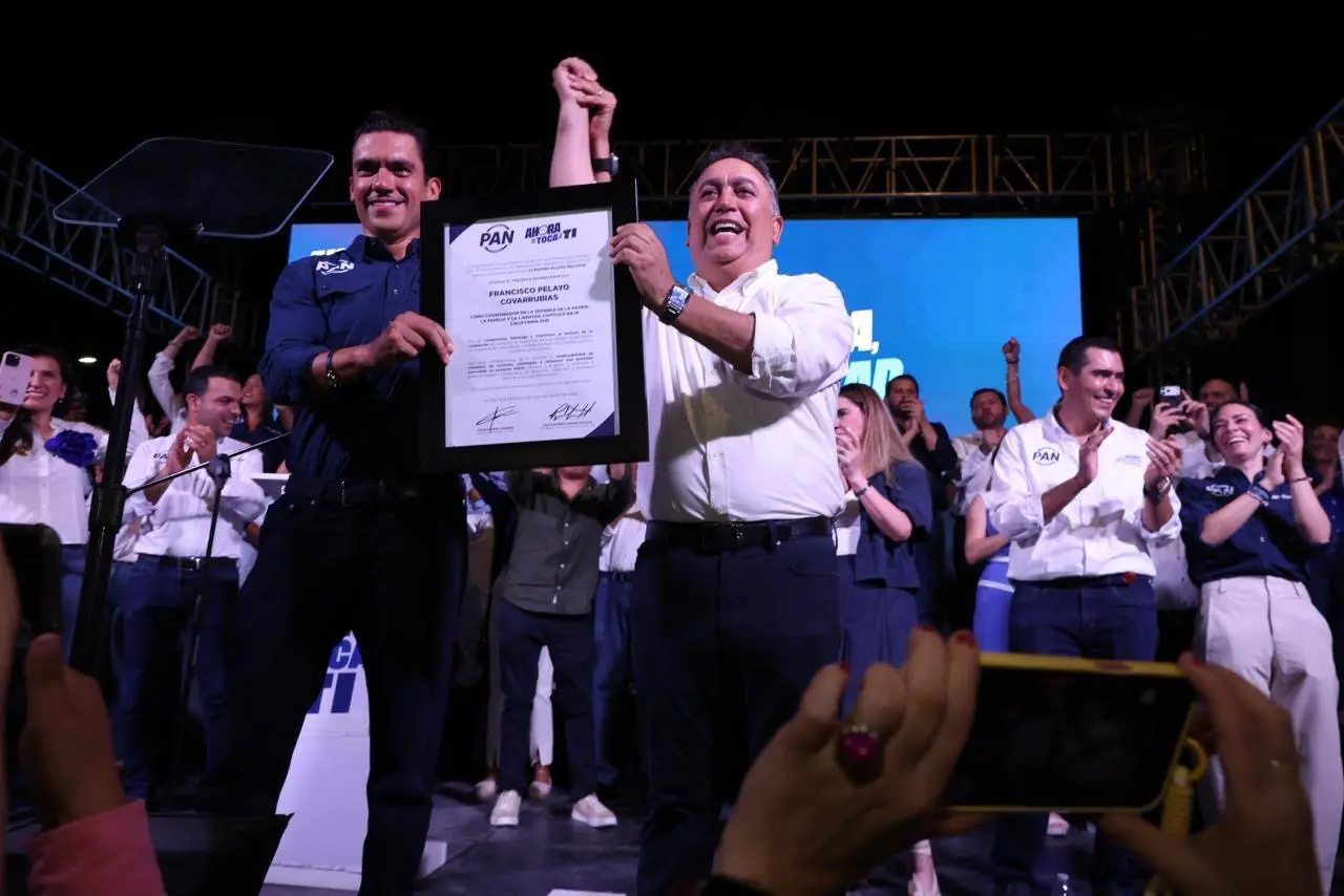 Francisco Pelayo recibe constancia como coordinador de la Defensa de la Patria, Familia y Libertad del PAN en Baja California Sur.