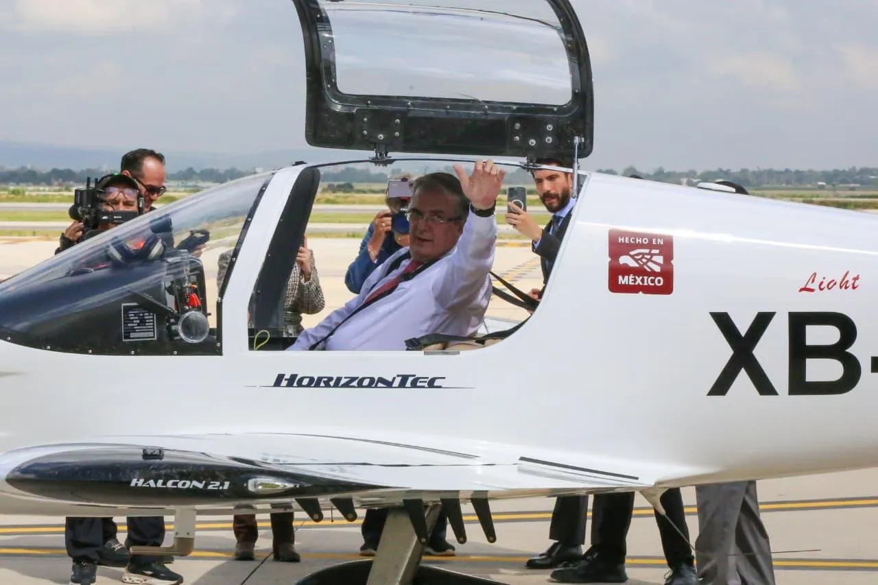 Marcelo Ebrard abordando el Halcón 2 antes del vuelo de prueba.