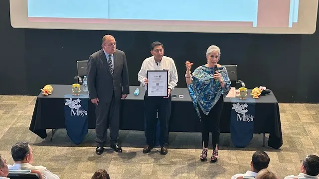 Ceremonia de entrega de la certificación Hecho en México al Grupo Mundo Maya.