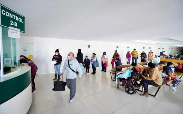 Personal médico brinda atención a pacientes en una unidad de salud en México