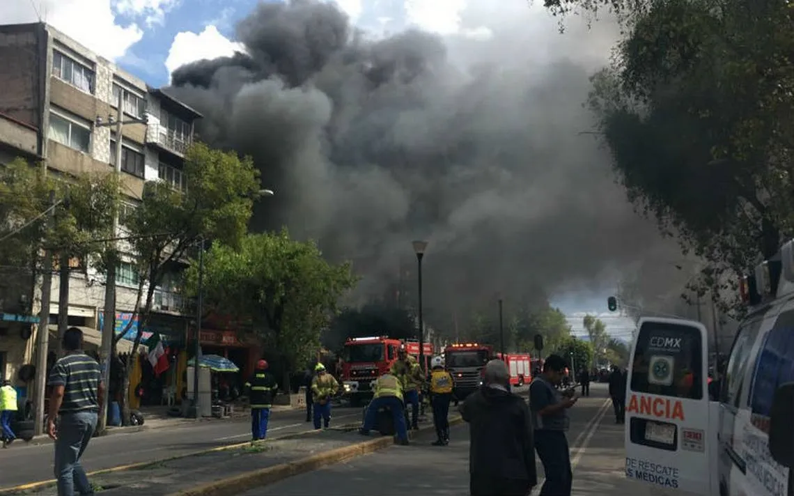 Los Ángeles declara el estado de emergencia por incendios sin control con 30.000 evacuados
