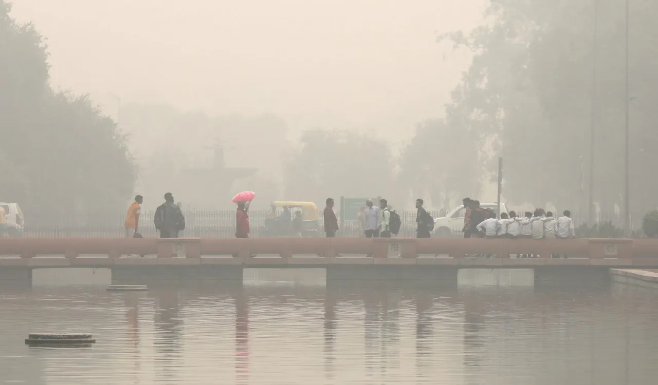 New Delhi engulfed in hazardous smog