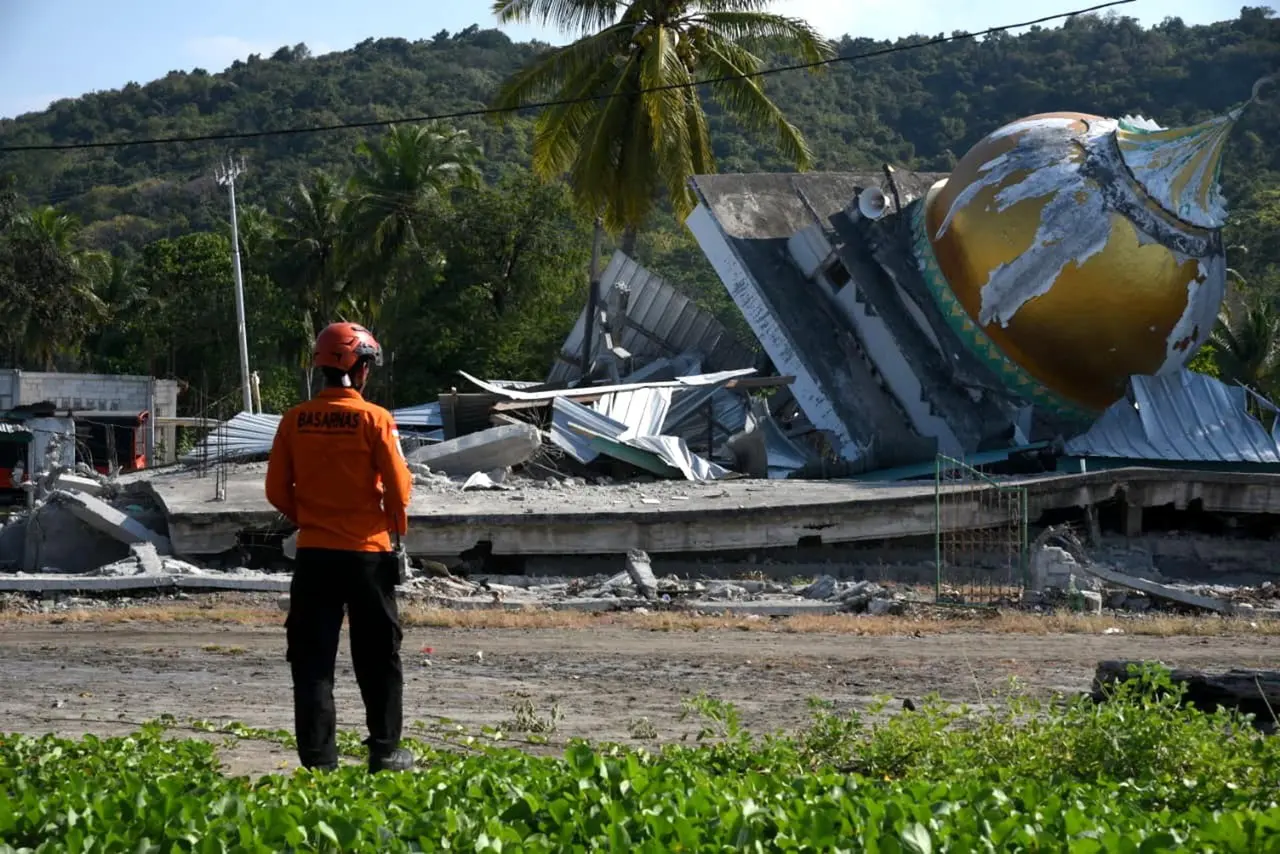 Daños provocados por un fuerte terremoto en la isla de Flores, Indonesia.