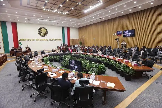 Consejo General del INE durante la sesión en la que aprobó el presupuesto y financiamiento para partidos políticos de 2027