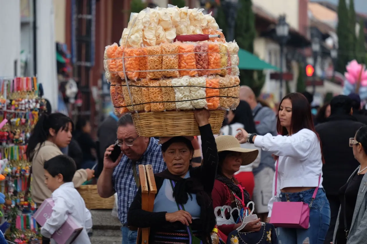 Decenas de personas acuden al barrio de la merced a realizar sus compras de regalos para día de Reyes. Aunque la ciudad está en semáforo Rojo, los vendedores ambulantes se las han ingeniado para continuar sus ventas