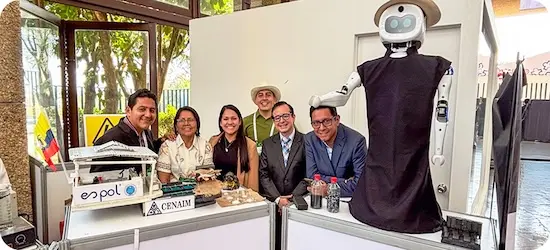 Expositores que participan en InnovaFest posan junto a robot
