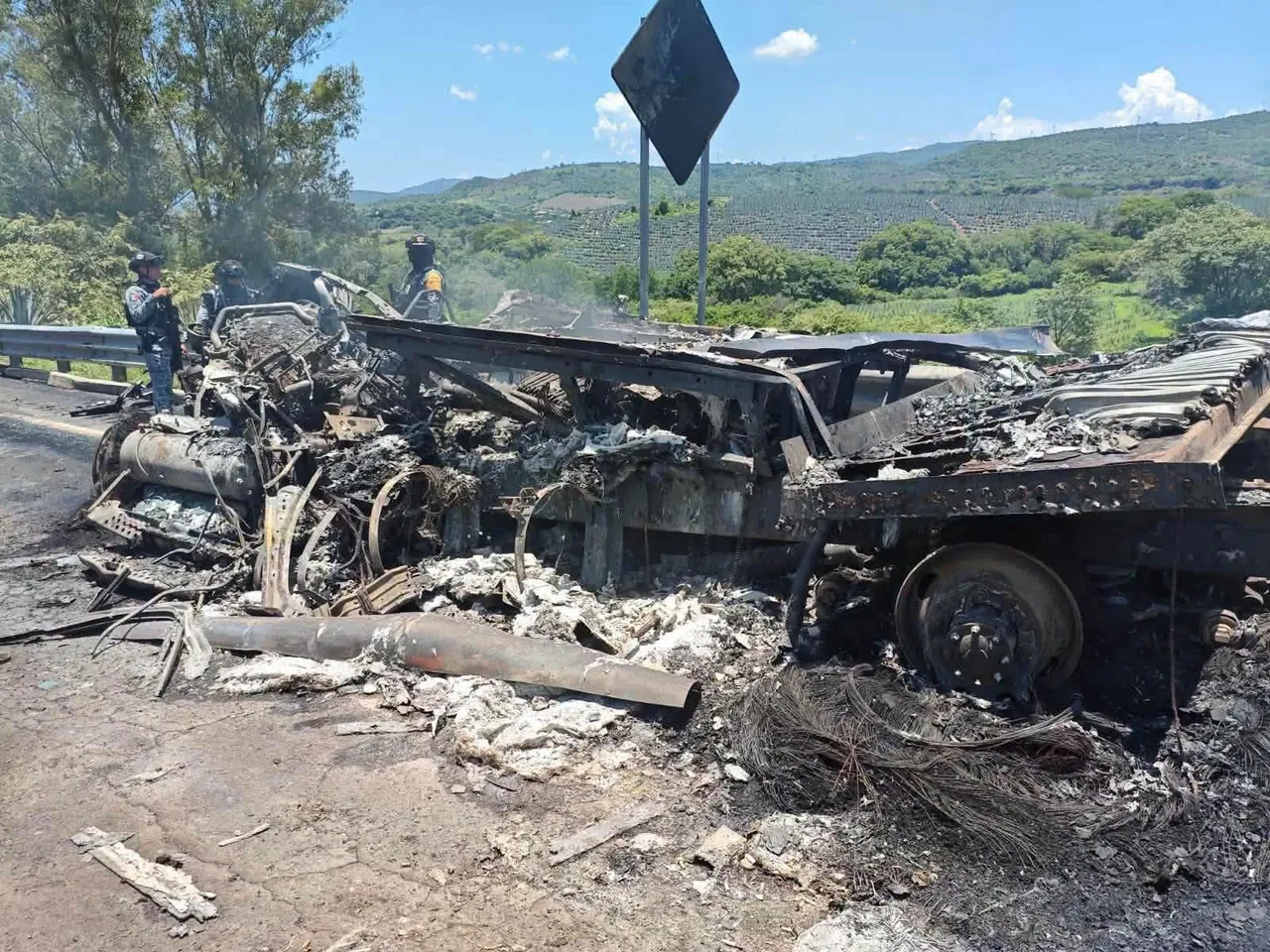 Unidades de la Guardia Nacional resguardando el ingreso al panteón Recinto de la Paz en Zapopan, Jalisco