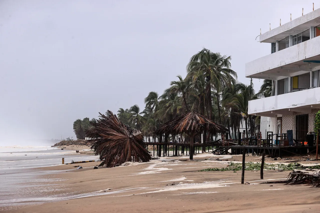 Tormenta John sorprende a habitantes y negocios en Acapulco con inesperado segundo golpe